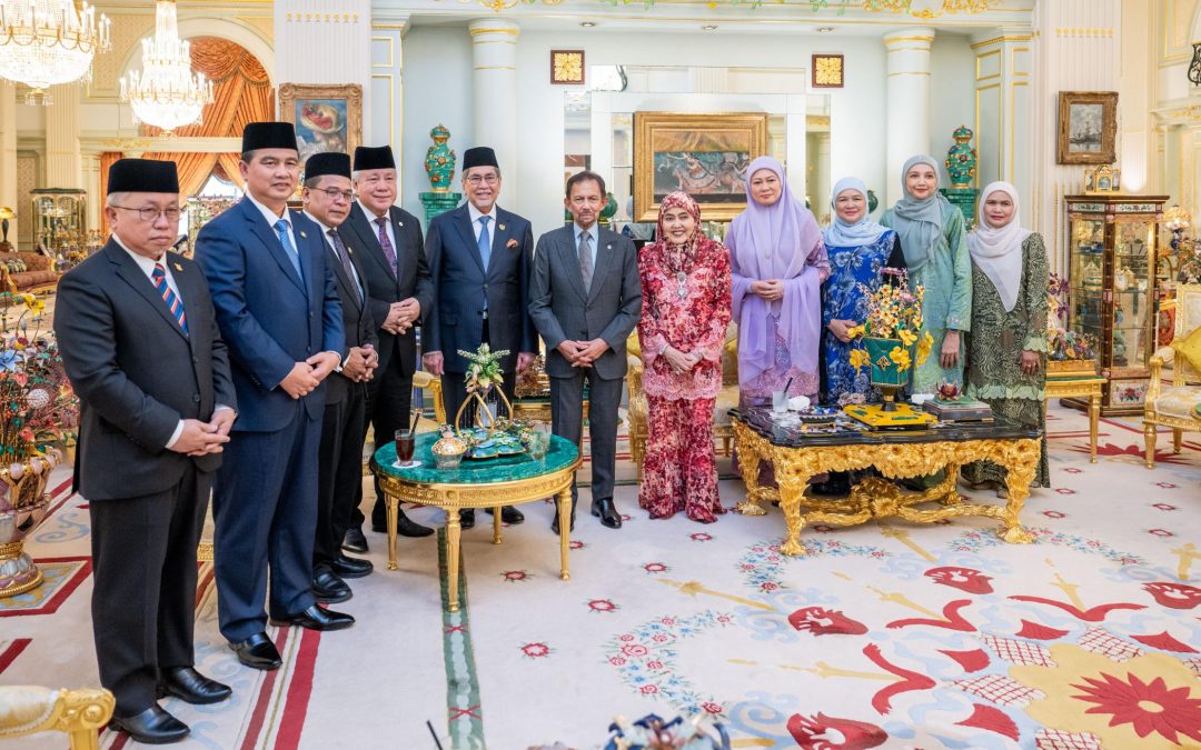 His Majesty and Her Majesty Duli Raja Isteri received in audience the Deputy Premier of Sarawak, Minister for Natural Resources and Urban Development II and Minister for International Trade, Industry and Investment of Sarawak