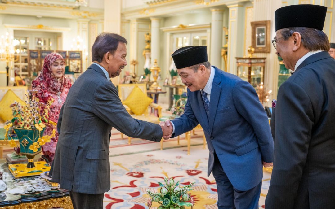 His Majesty and Her Majesty Duli Raja Isteri received in audience Yang Di-Pertua Negeri Sabah and Chief Minister of Sabah
