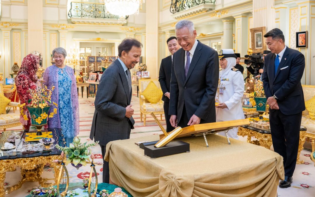 His Majesty and Her Majesty Duli Raja Isteri received in audience Senior Minister of Singapore