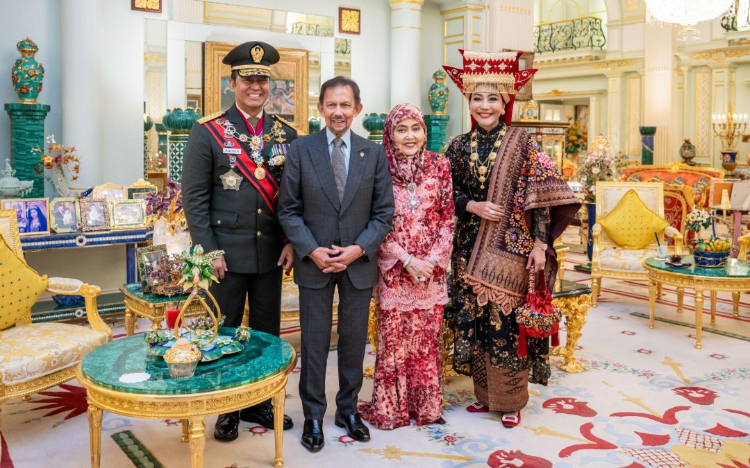 His Majesty and Her Majesty Duli Raja Isteri received in audience Dato Paduka Seri Muhammad Andika Perkasa and spouse