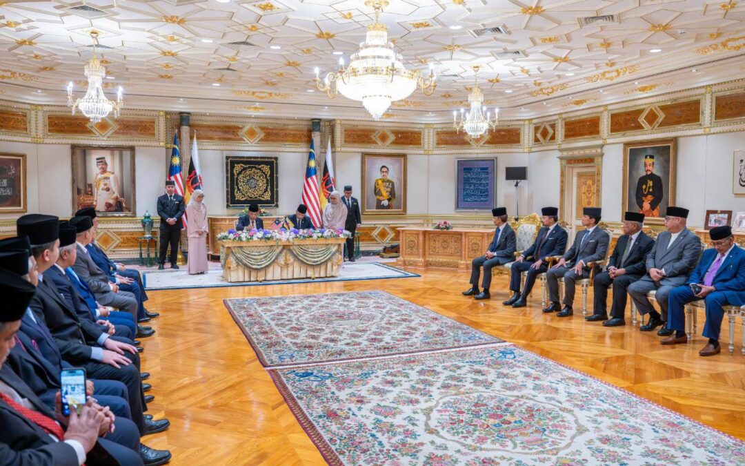 His Majesty and the Prime Minister of Malaysia together witness the Signing Ceremony of the MoU